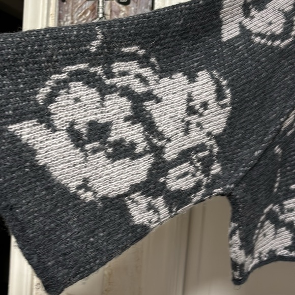 Free People crop sweater NWOT, size XS but oversized. Dark and light gray. - Picture 6 of 7